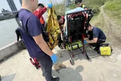北市萬板大橋男子落水　釣客丟保溫箱即刻救援