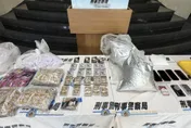 毒品分裝場隱身苗栗別墅　警扣巨量彩虹菸、咖啡包