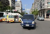 影/公車未到站女乘客下車遭貨車撞飛　司機違規警開罰