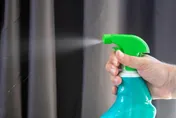 外出用餐狂噴酒精消毒？重症醫曝恐怖真相　4大危害讓你後悔莫及