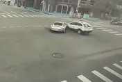 影/台中保時捷路口遭撞旋轉270度　駕駛稱：陽光太刺眼