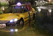 高美館湖面驚見計程車！警消急救援 真相是裝置藝術