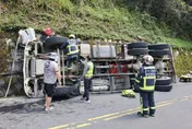 中橫公路水泥預拌車翻覆　駕駛受困頭、腳受傷送醫