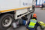 默默騎到大貨車旁！女騎士遭捲入車底拖行　腳骨折送醫