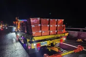 你的包裹躺在西濱！　大貨車凌晨自撞貨物全甩出畫面曝