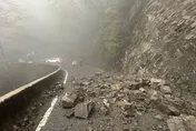 大雪山林道土石崩落驚悚畫面曝　道路雙向受阻3小時