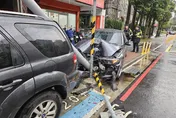 影/新店驚傳自撞！31歲男「精神不濟」撞斷燈桿　 停車格車輛遭波及