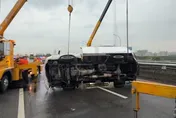 影/台74線驚悚追撞！小貨車慘翻覆躺車道　駕駛手骨折