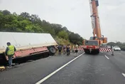 影/清明連假首日！國3通霄段聯結車疑爆胎翻覆　回堵5公里