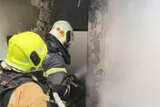 高雄楠梓平房火警！黑煙直衝天際　疑藏大量回收物釀禍