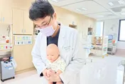 花生掉地嬰兒撿來吞…臉色發紫！急救做錯恐4分鐘腦損