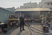 影/高雄楠梓住宅火警黑煙火舌狂竄　警消清理火場發現焦屍