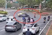 影/北市計程車高速衝撞2機車　3人受傷送醫