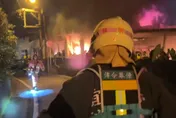影/鋼瓶連環爆炸聲不斷！宜蘭鐵工廠惡火狂燒　員工急逃出