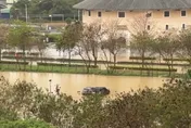 鋒面狂炸大豪雨！苗栗高鐵停車場大淹水　現場如池塘