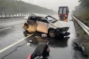 影/疑雨天濕滑！國3北上苑裡段轎車撞護欄　釀2死1傷悲劇