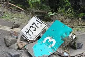 影/豪雨釀災！巨石崩塌覆蓋整條路　竹37-1線全線封閉