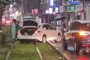 影/高雄驚見阿北出事！倒車載妻慘「卡在輕軌上」