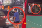 影/高雄路怒男攔公車嗆聲！外籍司機喊報警秒龜縮嚇跑