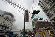 緊關門窗！新莊工廠三樓鐵皮加蓋竄濃煙　消防動員76人控制火勢