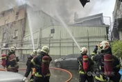 新莊工廠大火！警消：貯有「化骨水」影響空品　外出務必戴口罩