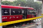 影/北車陽明山中巴離奇自燃！司機上廁所回來　車頭陷火海