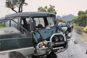 台東休旅車打滑自撞！58歲男未繫安全帶拋飛　腿裂15公分