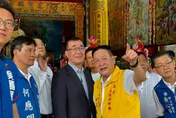 李四川「特別日子」訪石碇老街！獲「神祕大禮」被暖哭