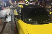 深夜行車遭殃！醉漢路旁衝出「持物猛砸」　擋風玻璃、後照鏡全碎裂