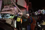 影/連假狂加班！苗栗物流車連撞2車3民宅　號誌桿成C形
