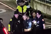影/五股驚見持刀狂男劫車！警開槍喝止加衝撞「飛撲制伏」