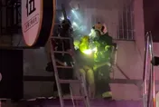 影/我媽還在裡面！高雄透天厝大火勇消破鐵窗救出水果嬤
