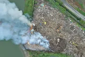 影/驚悚空拍片！台南學甲掩埋場「6公尺高廢棄物陷火海」