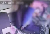 影/人突然冒出！國1逆騎狂男「猛撲貨車司機」車內視角直擊