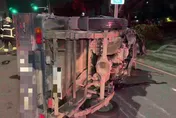 影/如打保齡球！鼓山小貨車連撞5車翻覆　21歲男酒駕送辦