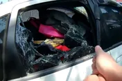 影/換尿布車門突反鎖！女嬰困車內臉紅通通　台中暖警破窗救援