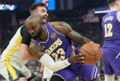 NBA/兒子助攻爸爸！詹皇接獲布朗尼傳球灌籃　史上第1次