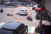 影/台中大里賓士車暴衝撞2機車　2騎士遭撞飛1人昏迷