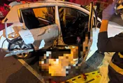 影/競速競到險進鬼門關！彰化「轎車猛撞電線桿波及民宅」4人送醫