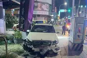 嘉義凌晨警匪追逐！男子倒車甩尾撞毀診所招牌　警搜出軍火庫