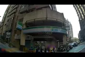 影/高雄男超商前情緒失控亂揮水果刀！警盾上前噴辣椒水制伏