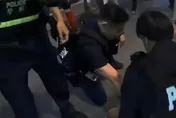 影/北市信義區醉男街頭失控暴走　警壓制管束排除衝突