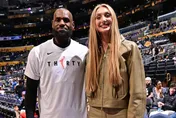 NBA/女籃球星找湖人詹姆斯拍照　兩人看起來竟一樣高