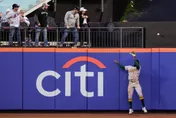 MLB/美技接殺不成　運動家外野手「助攻」全壘打