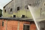 八里鐵皮透天厝全面燃燒！40歲男受困陽台　消防緊急救援