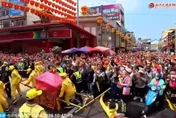 影/姊妹會好嗨！粉紅女神抵鎮瀾宮急衝　轎班遭甩飛