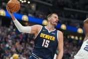 NBA/歷史第一人！約基奇連兩年場均大三元　還包辦籃板助攻王