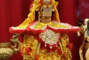 「時尚轎主」山邊媽神衣自己決定　廟方：被請示出來的玫瑰