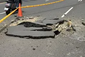 影/板橋縣民大道「路面爆裂隆起」！疑高壓電纜故障引發爆炸