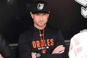 MLB/硬漢！金鶯總仔被界外球打頭　臉上一片紅仍回休息區督軍